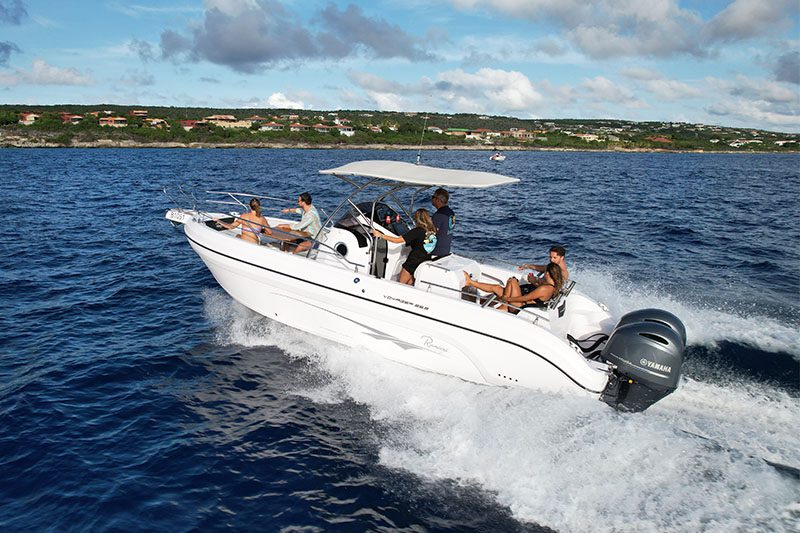 Speedboot vaart op zee bij Bonaire