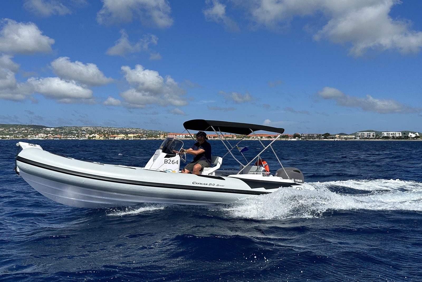 Speedboat met funtube achter op zee